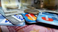 karty kredytowe i monety