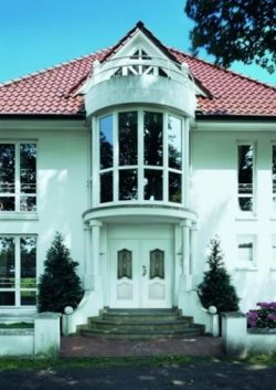 Dom wielorodzinny z oknami 
Schüco PVC